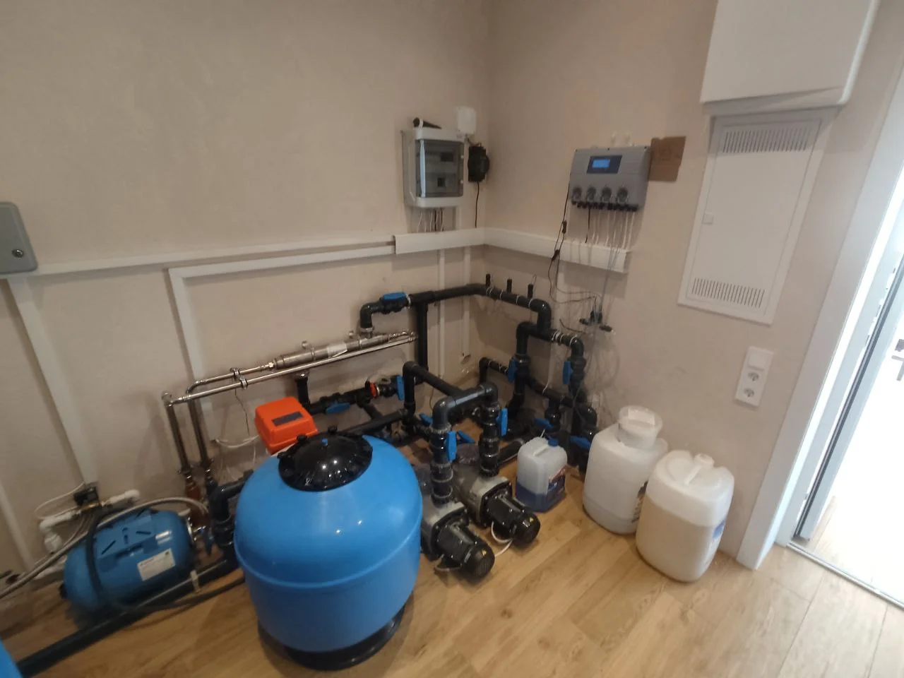 ИП Павлухин Д.С. частный переливной бассейн с жалюзийным накрытием в Крыму