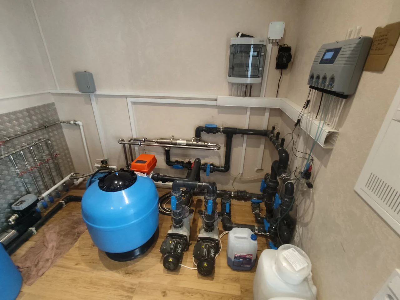 ИП Павлухин Д.С. частный переливной бассейн с жалюзийным накрытием в Крыму